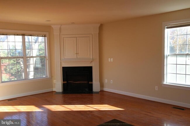 Building Photo - Discover this beautifully updated end unit townhome offering a perfect blend of style, comfort, a...