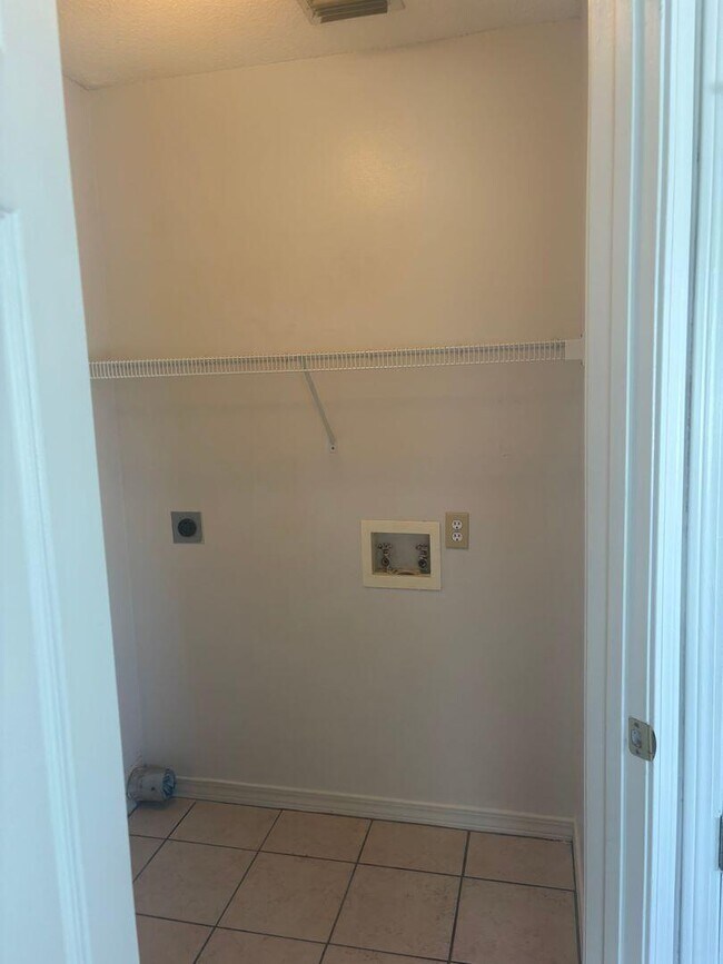 Building Photo - 567 Florosa Ct