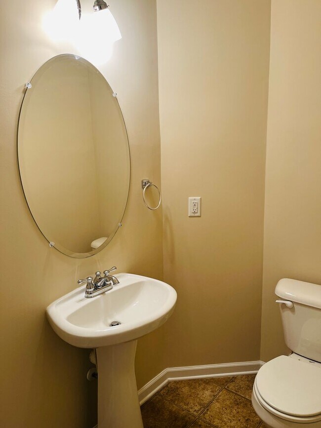 Building Photo - Wow! 3 bedroom 2.5 bathroom home in Newnan, 2100 plus sqft, 2 car garage, huge rooms, must see!