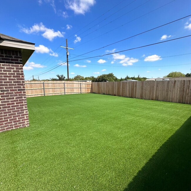 Building Photo - 2059 Kenwood Ave