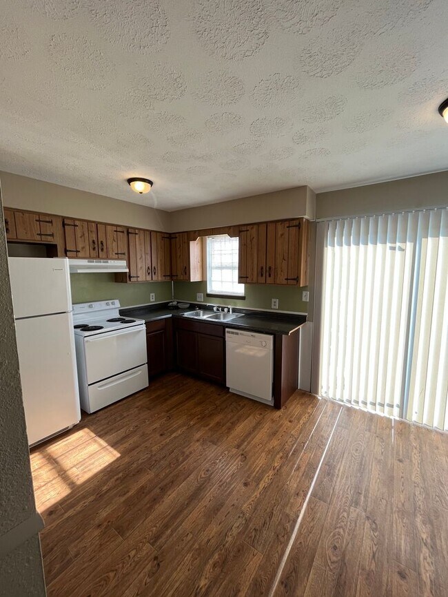 Building Photo - 2 bedroom 1.5 bath townhome in a great location!