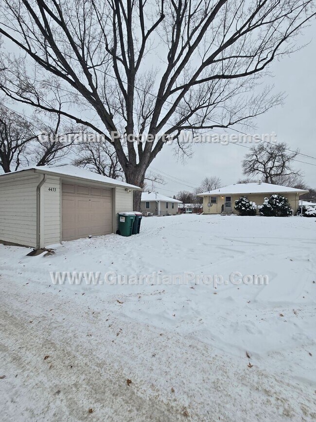 Building Photo - Available now and move-in special! House with extra office/bonus room! new LVP flooring throughou...