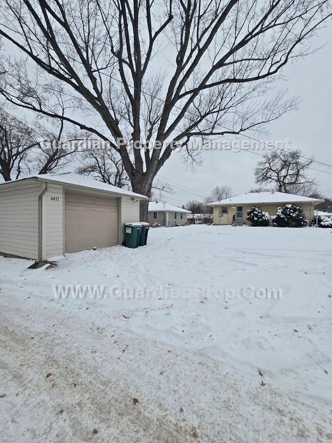 Building Photo - Available now! House with extra office/bonus room! new LVP flooring throughout, main floor living...