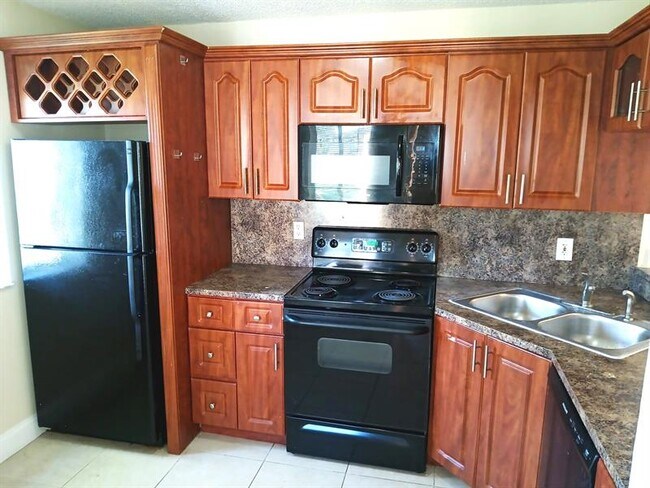 Building Photo - 1055 Coral Club Dr