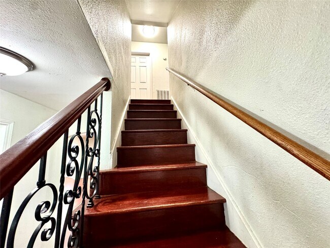 Building Photo - 5813 Lucy Ln