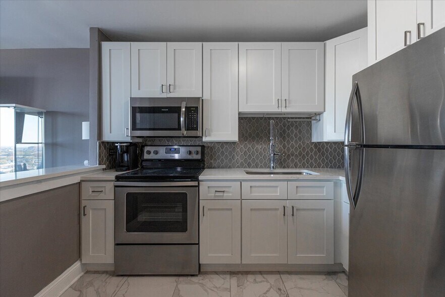 Building Photo - 5445 N Sheridan Rd