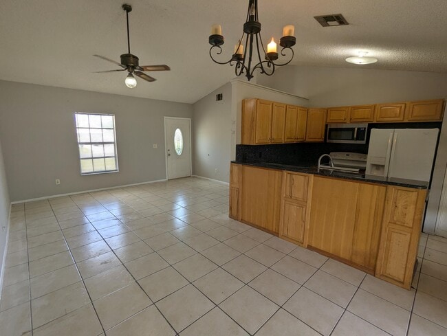 Building Photo - 554 SW Lakehurst Dr
