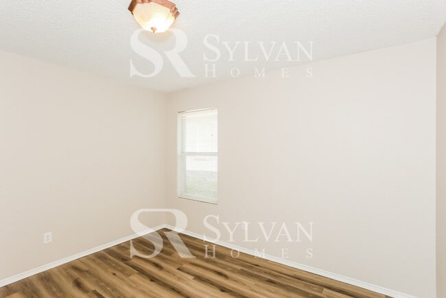 Building Photo - Enjoy living the good life in this 4 bedroom, 2 bathroom home