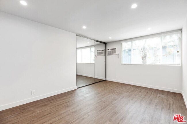 Building Photo - 1117 S Bronson Ave