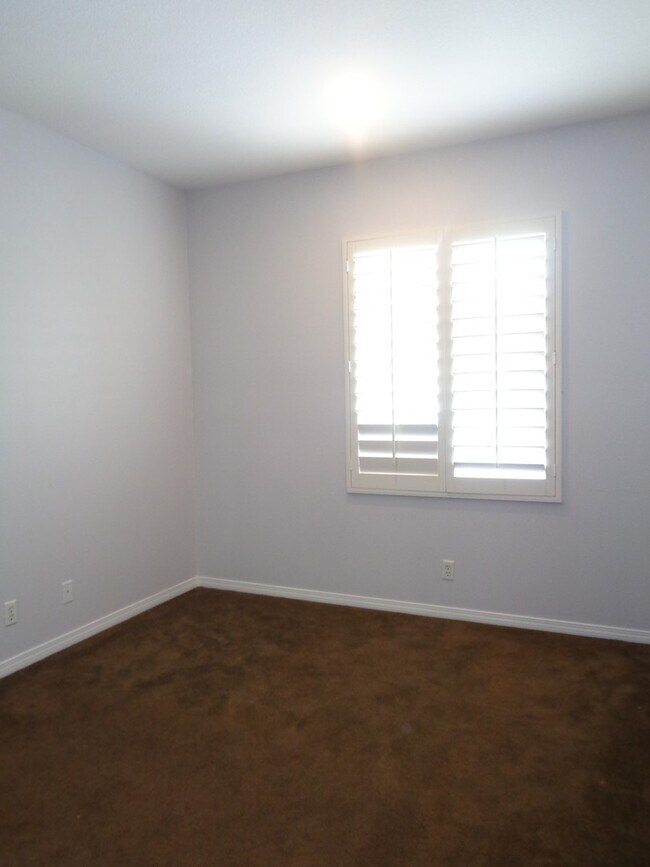 Building Photo - Custom executive home in gated community 1...