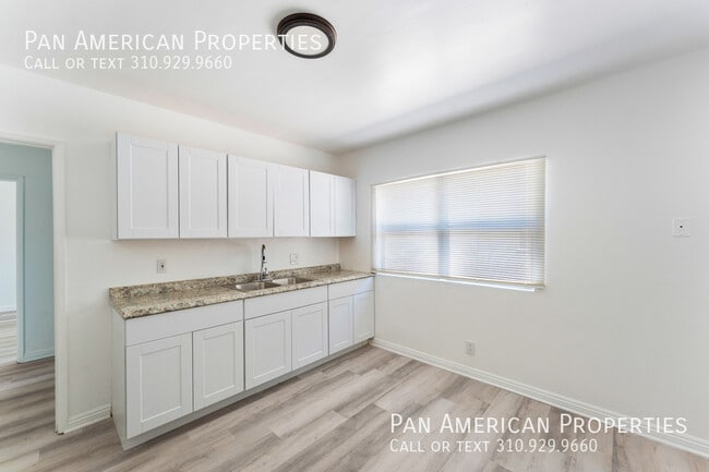 Building Photo - 546 W D St