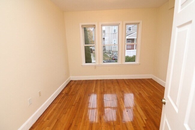 Building Photo - 14 Estella St