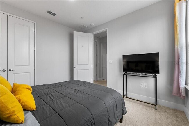 Building Photo - 8427 Modiano St