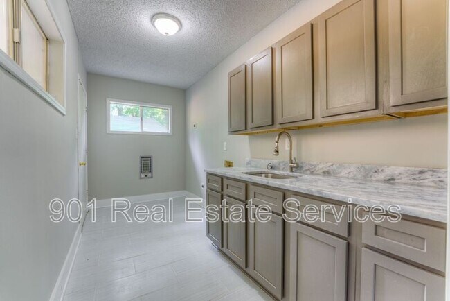 Building Photo - 498 Lundee St