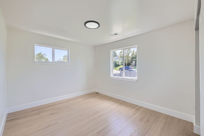 Building Photo - Beautifully Updated Duplex