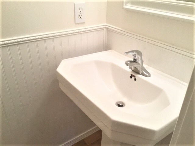Building Photo - 1085 McCoy Dr