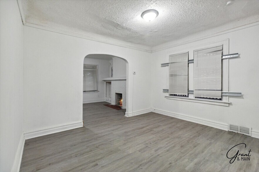 Building Photo - 16901 Log Cabin St