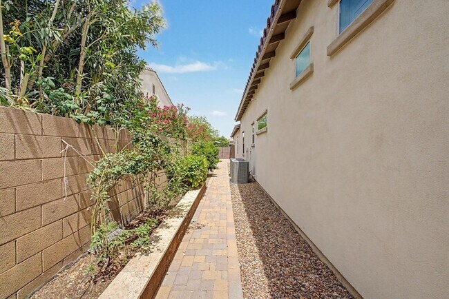 Building Photo - 2327 E Mahogany Pl