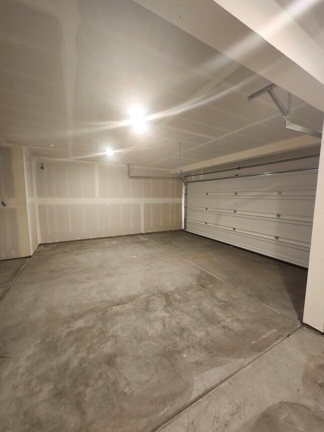 Building Photo - Brand New Construction! 4 bed/2.5 ba Townh...
