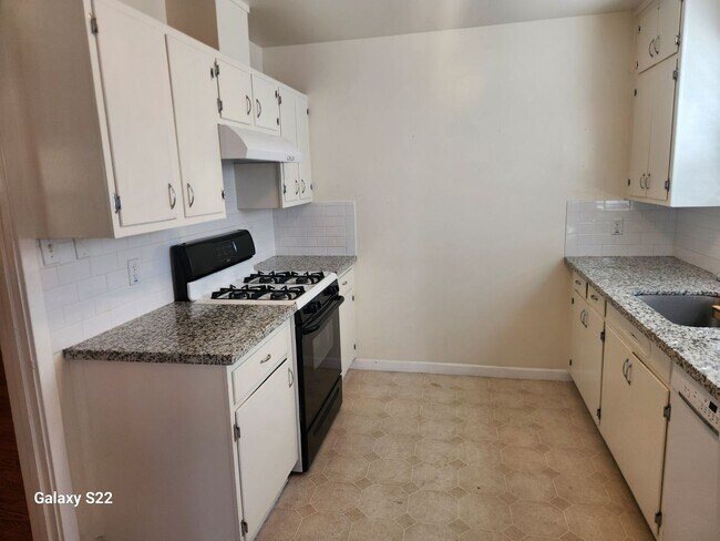 Building Photo - Beautiful 2 bedroom/1 bathroom home with a...