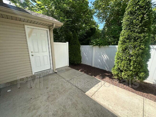 Building Photo - 308 Dill Ln