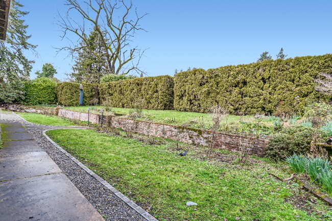 Building Photo - 6106 SE Riverside Dr