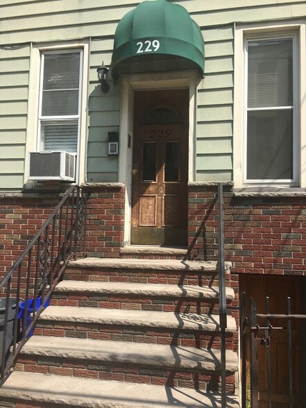 Primary Photo - 229 Clinton St