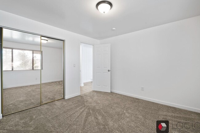 Building Photo - Stunning Single Family Home In Excellent M...