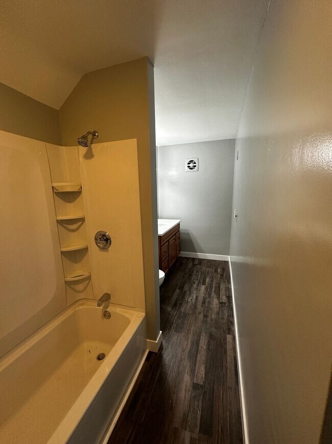 Building Photo - 1946 St Lawrence Ave