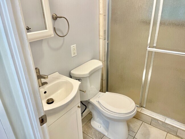 Building Photo - Charming South Hill Home