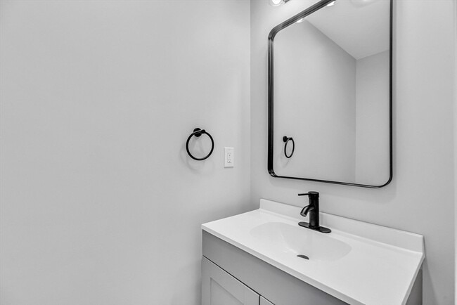 Building Photo - 213 Pine St