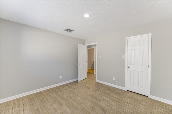 Building Photo - 5054 Pine Cliff Dr