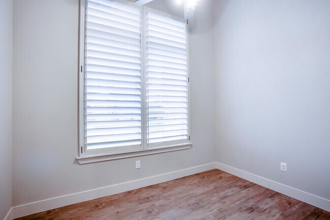 Building Photo - 13801 Raleigh Ave