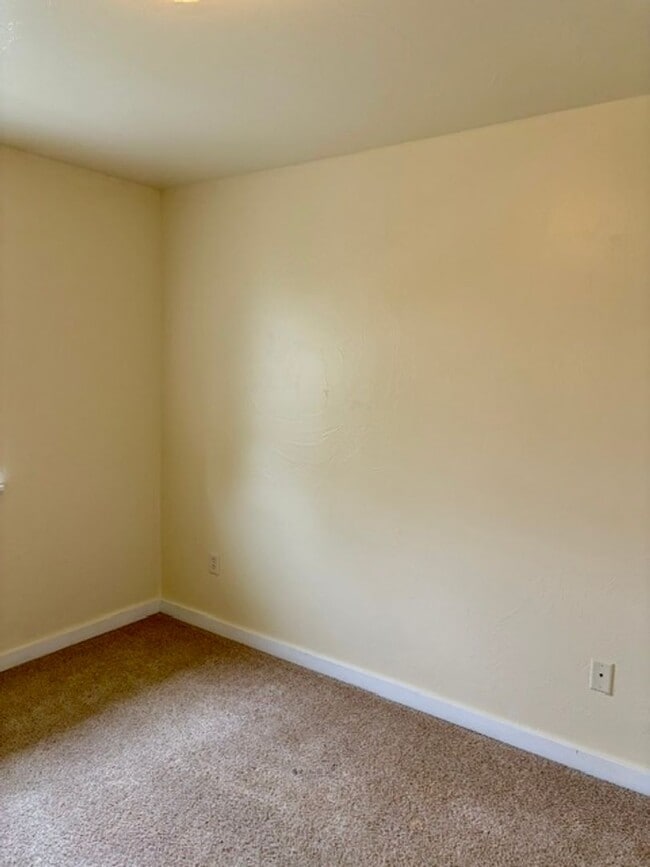 Building Photo - 3 Bedroom, 2.5 Bathroom Townhouse with Fireplace