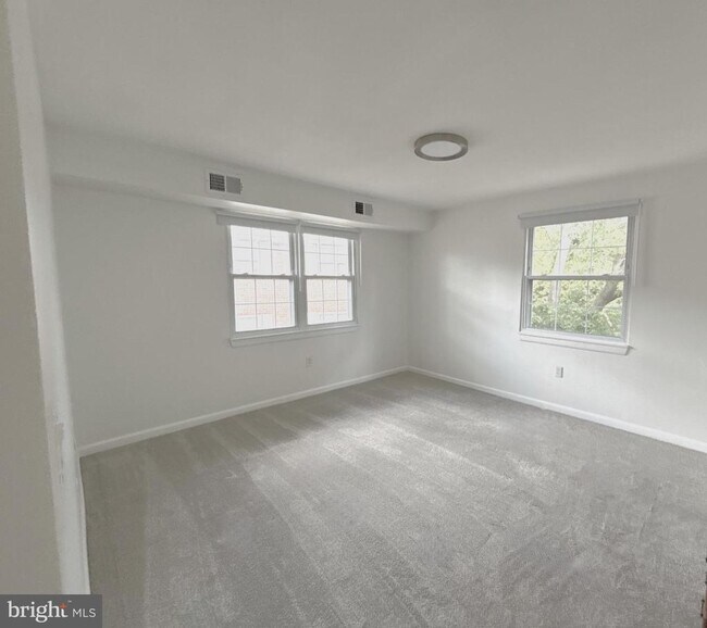 Building Photo - 822 South Ave