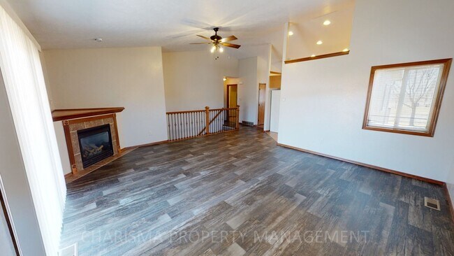 Building Photo - BEAUTIFUL 3 BD, 2 BA TOWNHOME WITH A FULLY...