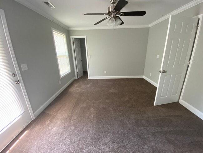 Building Photo - Move-in Ready!