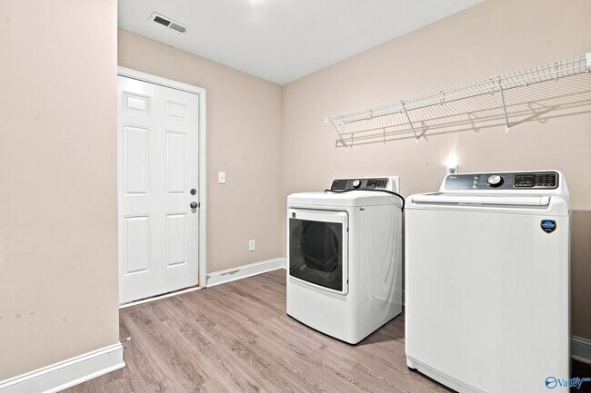 Building Photo - 6415 Flo Dr NW