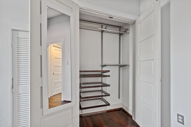 Building Photo - Available Now! Georgetown! Professionally Managed High End 1 Bed/ 1 Bath Condo