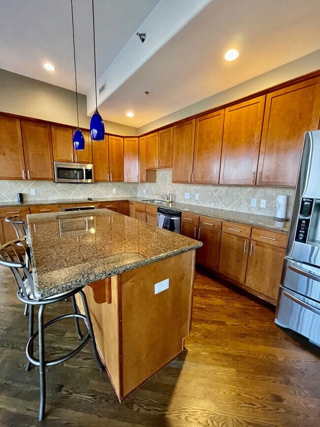 Building Photo - Stunning 2-Bed, 2-Bath Condo for Rent – Pr...