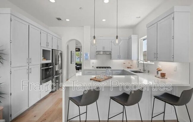 Building Photo - 1042 Alexandra Ln