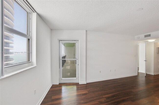Building Photo - 1756 N Bayshore Dr