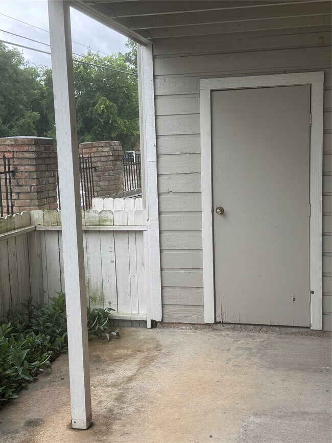 Building Photo - 17401 Red Oak Dr