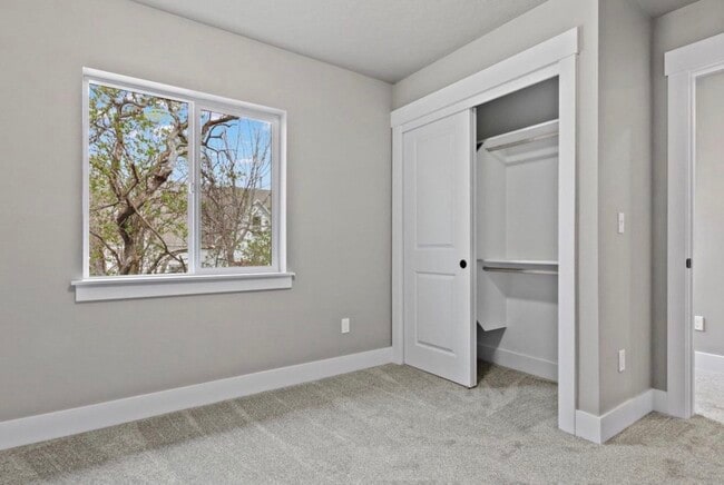 Building Photo - 465 S 3rd E St