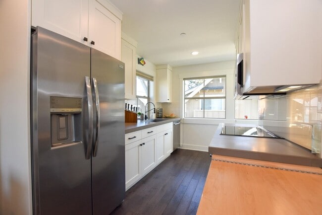 Building Photo - Charming 1 Bedroom Furnished Condo in NWX!