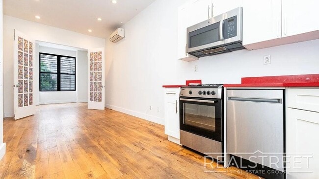 Building Photo - 184 Suydam St