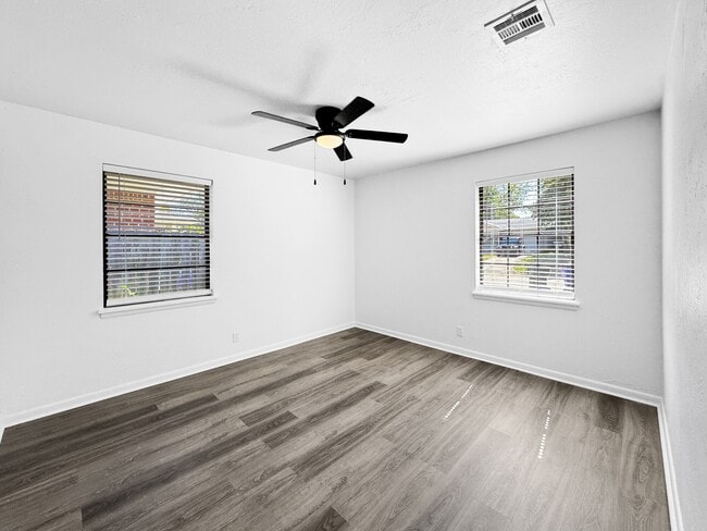 Building Photo - 513 Manor Dr