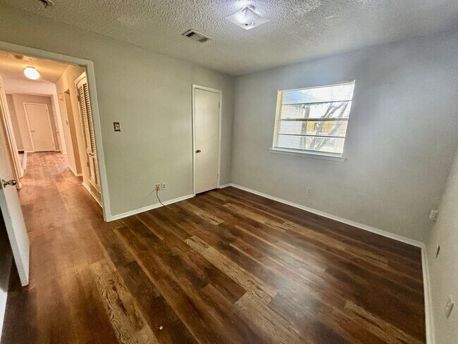 Building Photo - 800 Irwin Drive