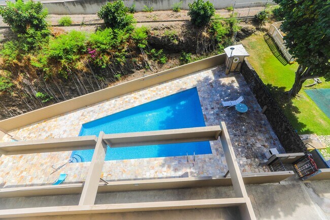 Building Photo - Sunset Lakeview - Fully renovated 3 bedroom, 2 bath on lower floor comes with tandem parking for ...