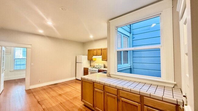 Building Photo - Charming Updated 2BR/1BA Marina Apartment ...